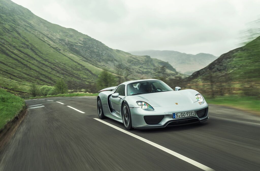 SUPERCAR CITYThe 918 Spyder featured a new concept called Porsche Active Aerodynamics. In unison with its fully closed underbody, it adjusts devices like the rear spoiler to suit driving conditions